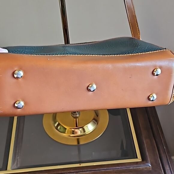 Vintage Dooney Bourke crossbody or shoulder leather bag w/ suede interior - Picture 12 of 14